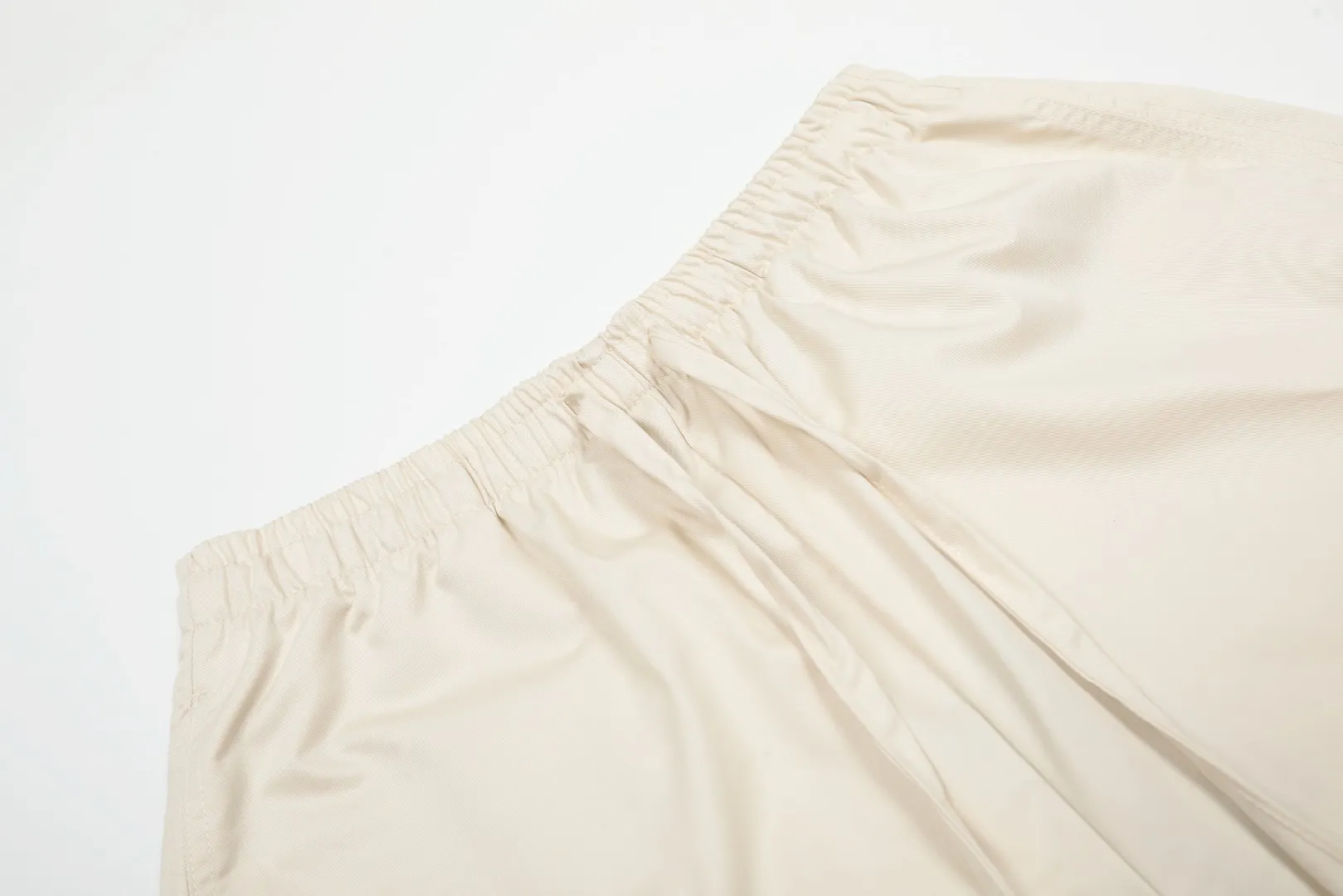 P166 💰 "Top quality" Style number: 1102# [Ralph Lauren Paul small label war horse basic classic shorts] ✅Ralph Lauren Ralph Lauren dopamine war horse small label outdoor shorts ✅Summer fresh, classic and versatile drawstring basic classic shorts ✅Lazy style must-have item The upper body has a fresh feeling ✅Nylon silk floss is smooth and soft, highly breathable and not stuffy ✅Specialized for platform live broadcast, wholesale entity, summer running volume ✅Simple and easy to match, light American style, super great ✅Standard for summer, small and sexy is YYDS, a must-have for petite girls. Size: S-L #Elastic waistline can be stretched. Color: Black, White, Light Blue, Off-white, Pink, Light Green, Khaki